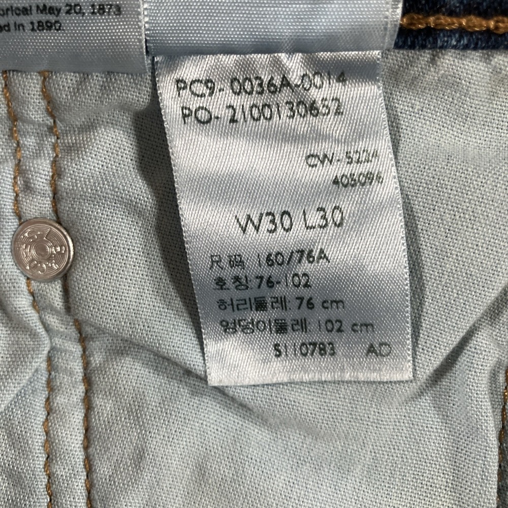 Levi's Women's Straight Leg Jeans in Medium Blue Wash - Picture 12 of 16